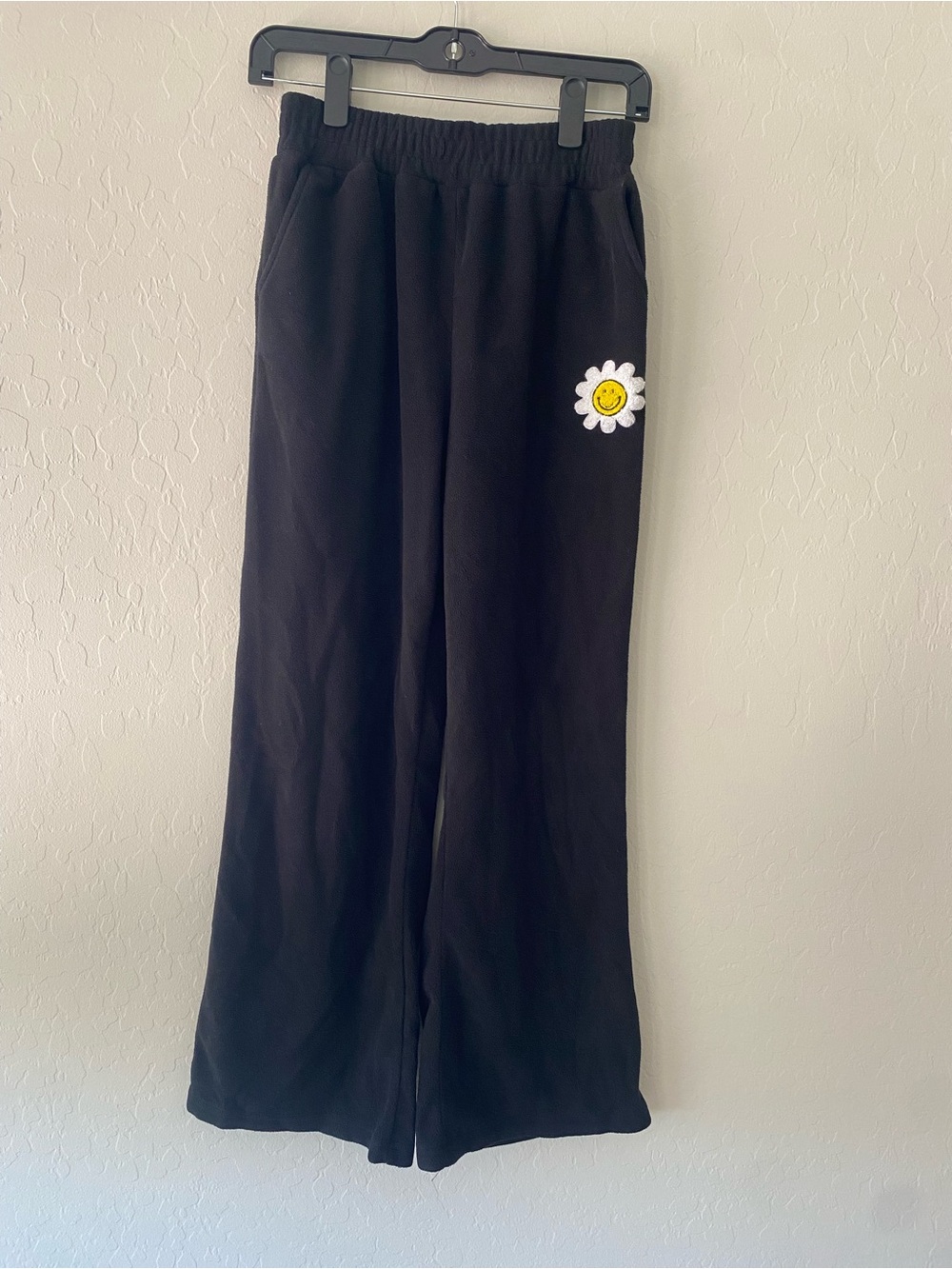 LA GROWN Black Fleece Sweatpants Smiley Daisy Patch Wide Leg Pants Womens Small